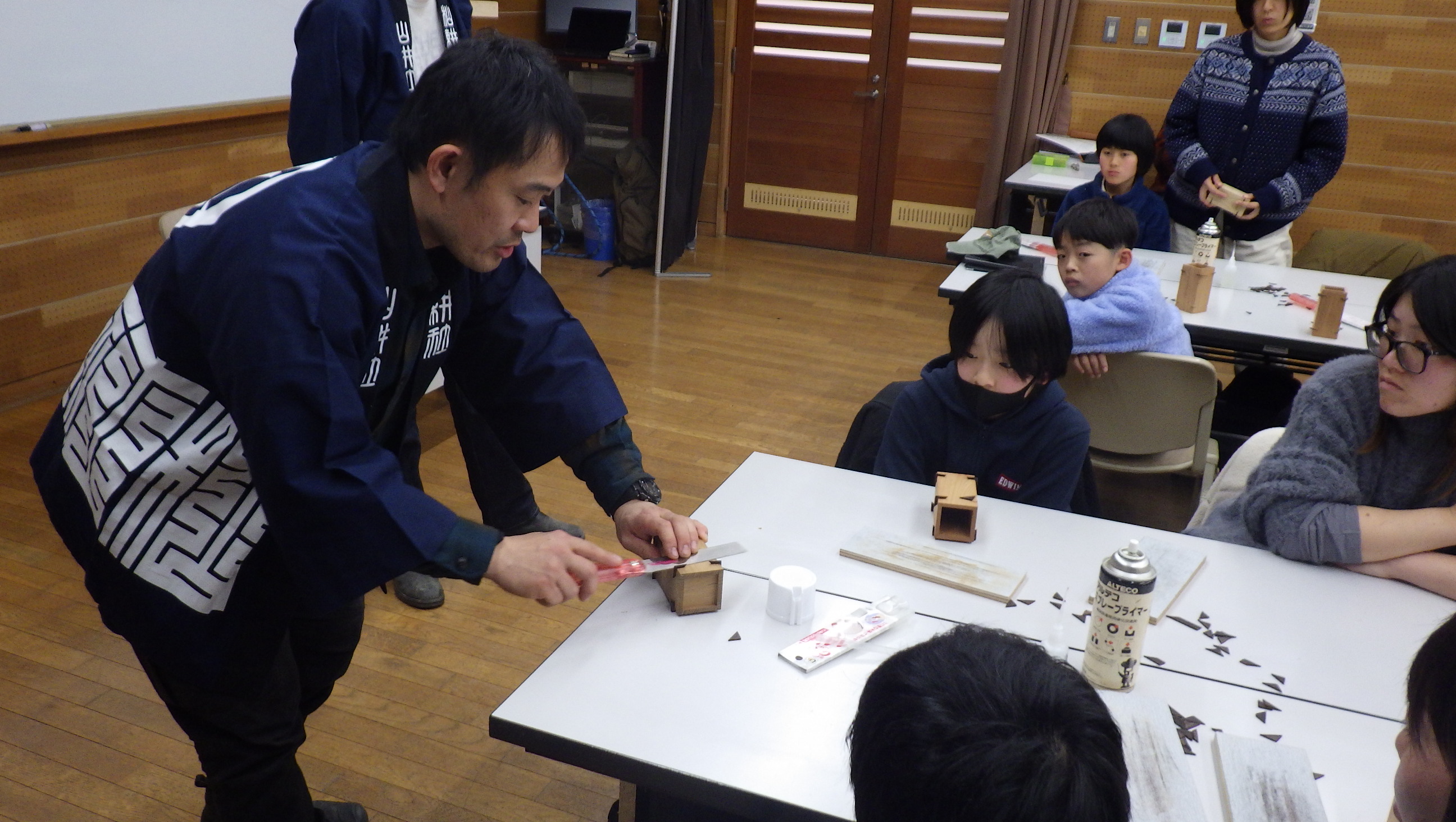 大工さんと一緒にペン立てづくり