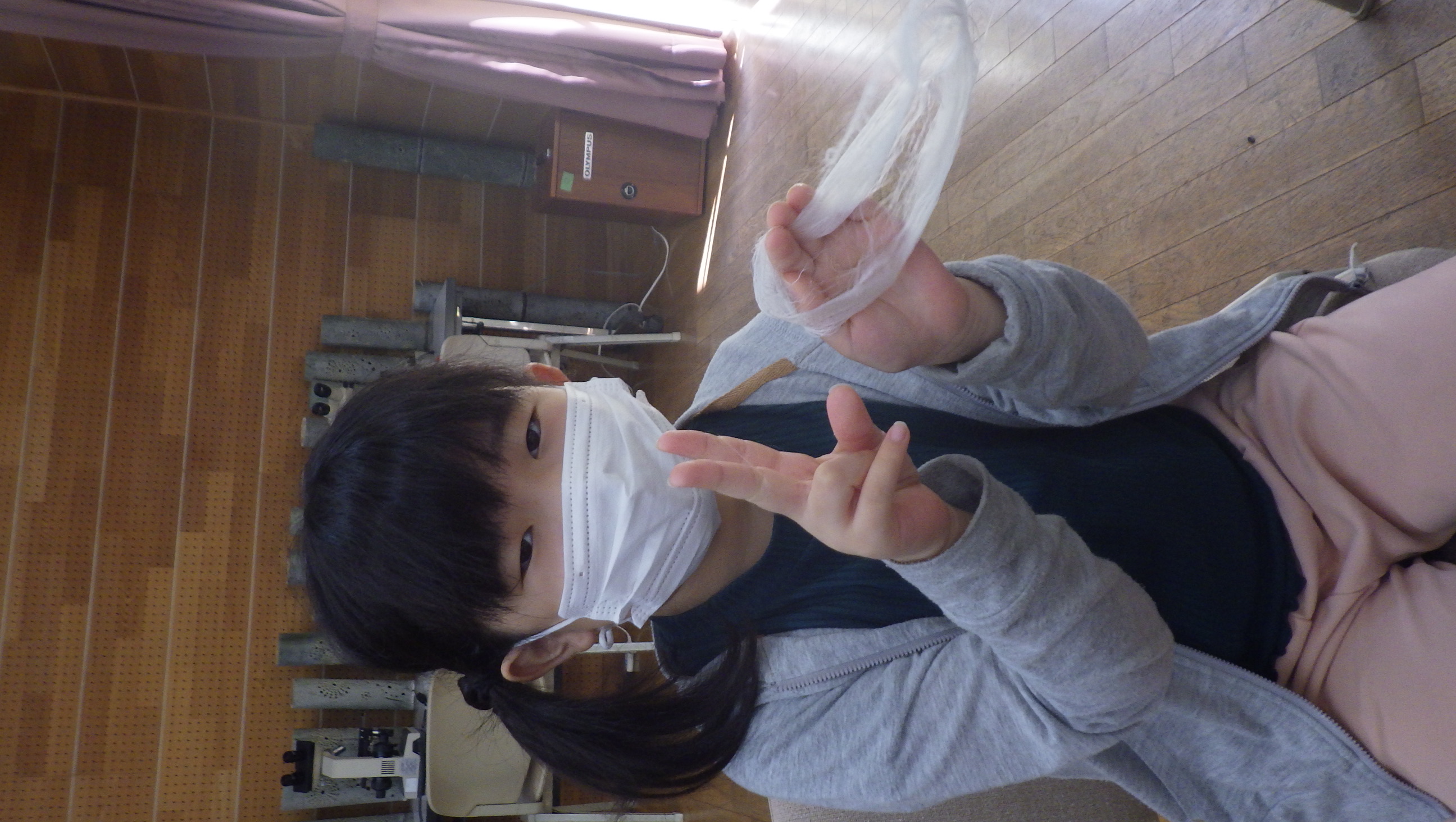 マユから糸をつむぎましょう！