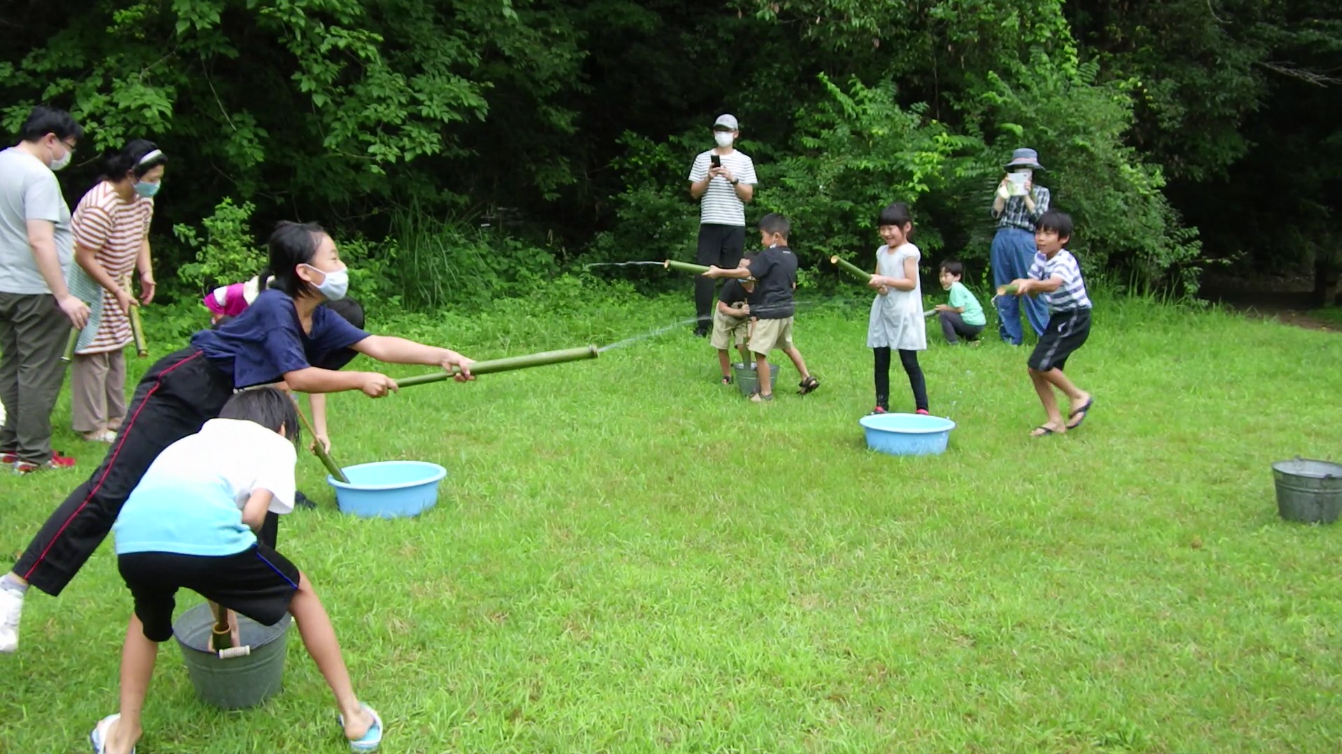 ネイチャー水鉄砲作りと打ち合いだ!
