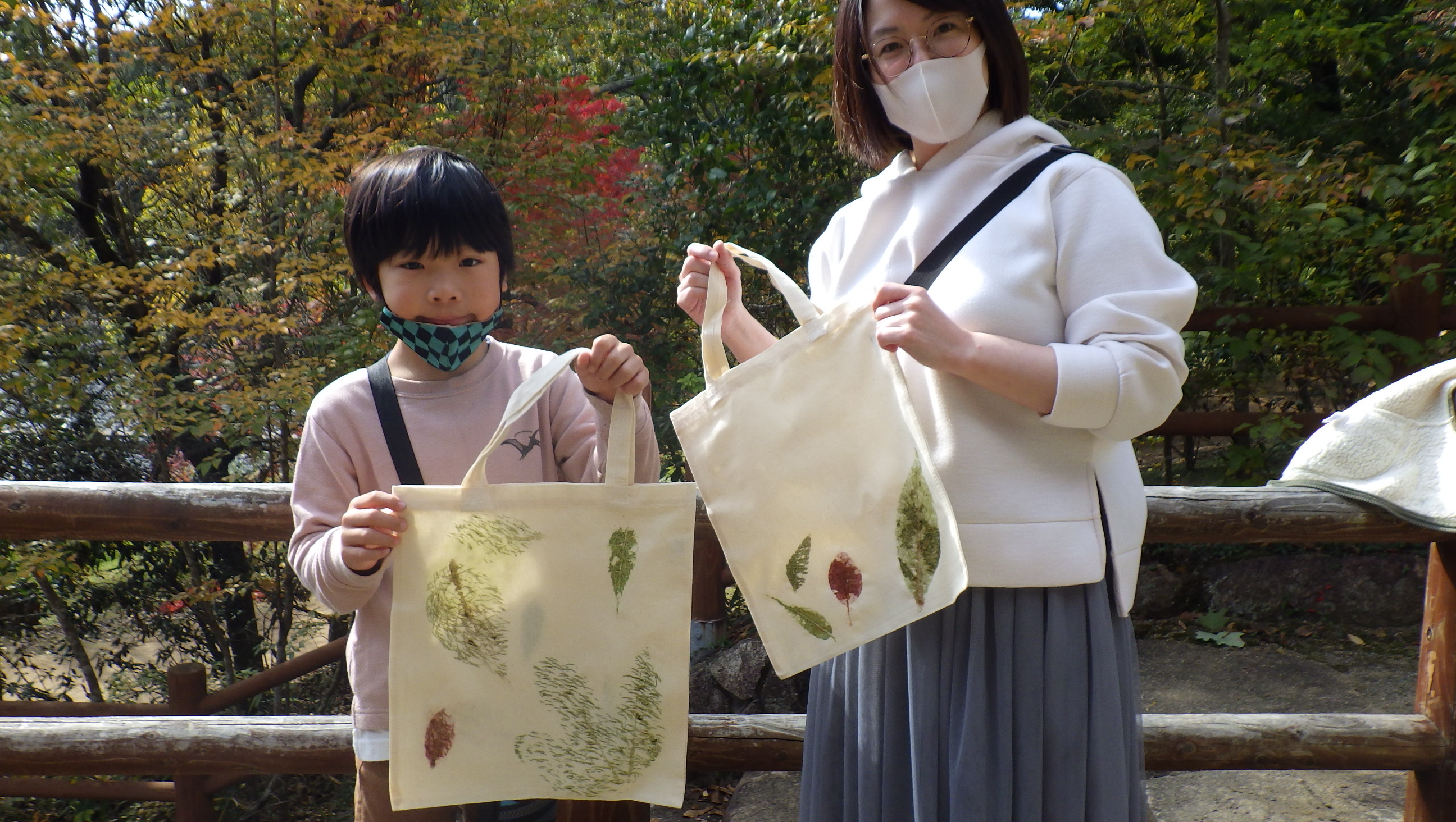 たたき染めでオリジナルトートバックをつくりましょう！