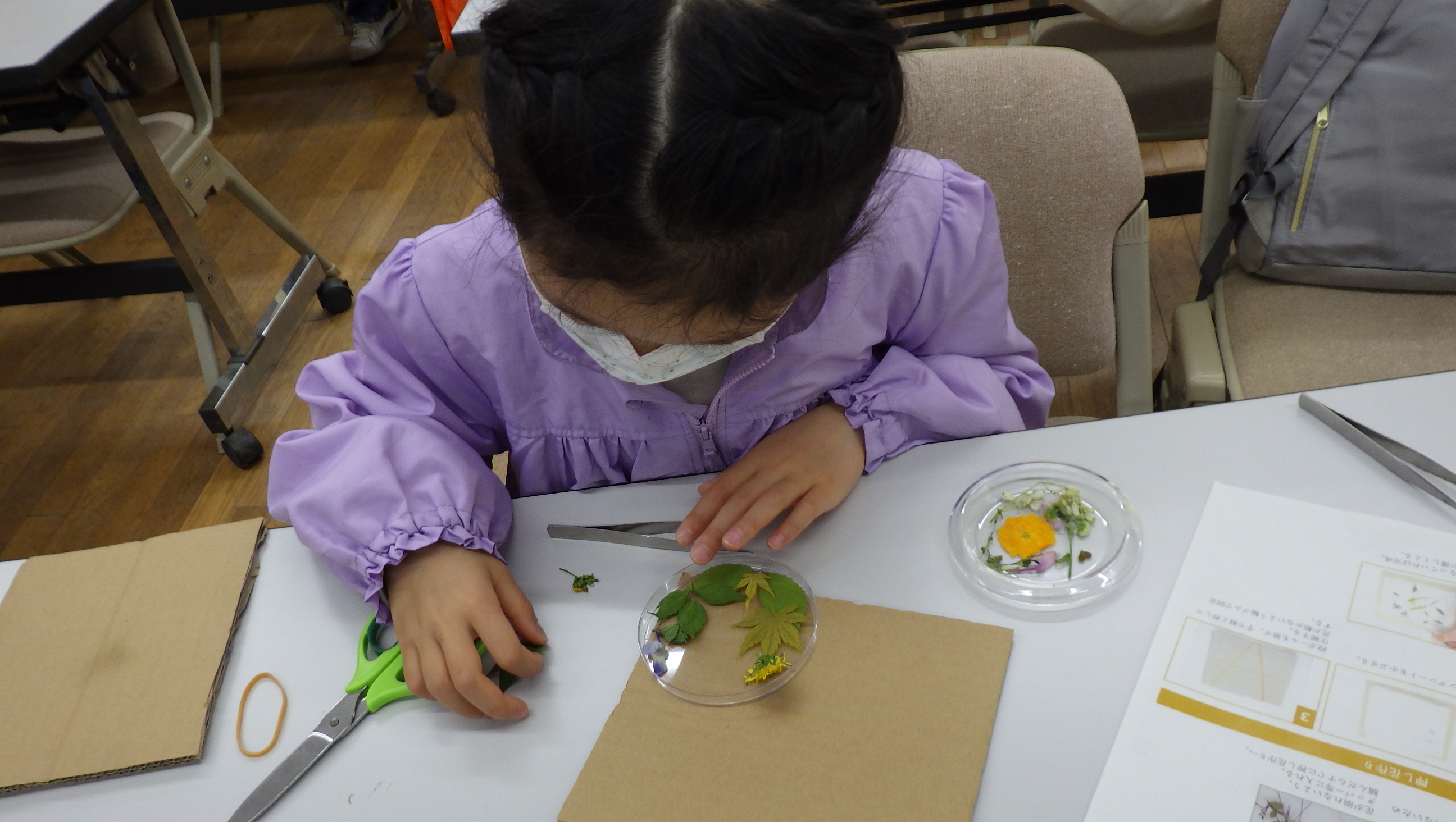 お父さんとお子さんで野草のコースターを作ろう