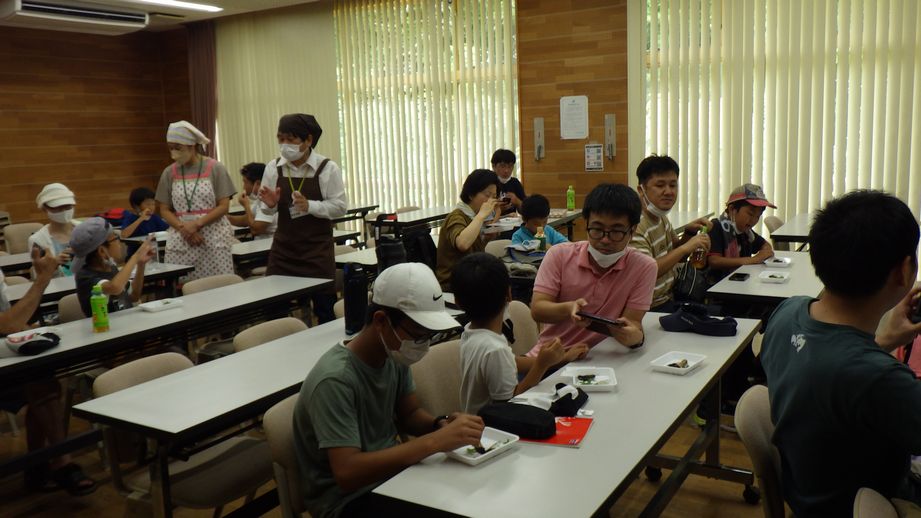 昆虫食、みんなで食べれば怖くない