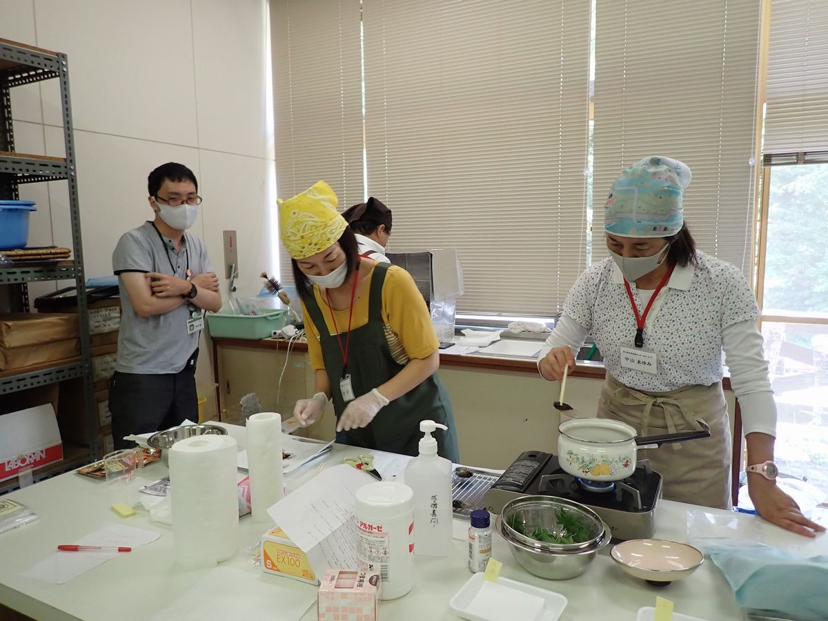 昆虫食、みんなで食べれば怖くない（セミ編）