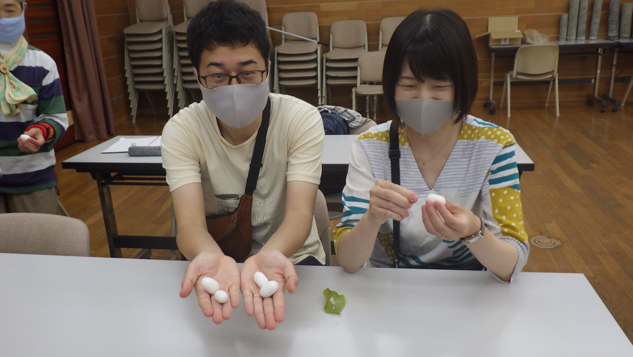 マユから糸をつむぎましょう！