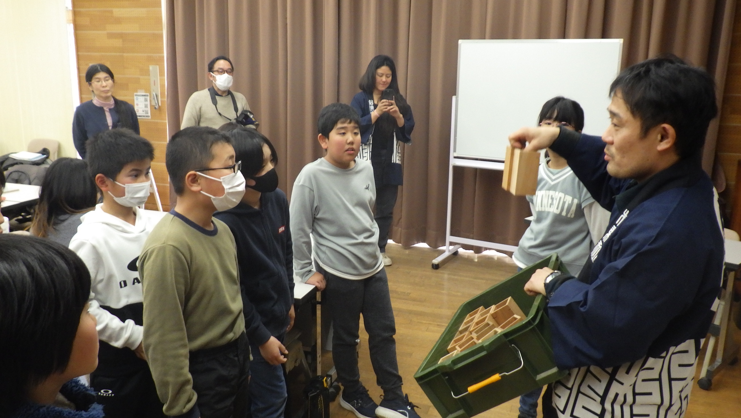 大工さんと一緒にペン立てづくり
