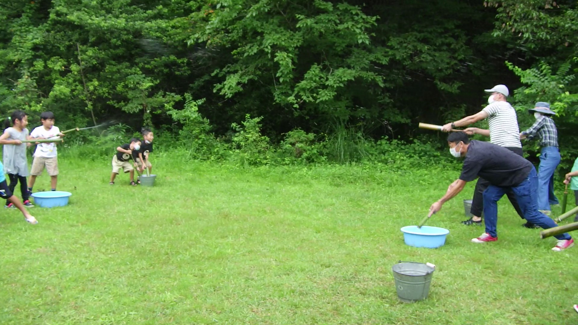 ネイチャー水鉄砲作りと打ち合いだ!
