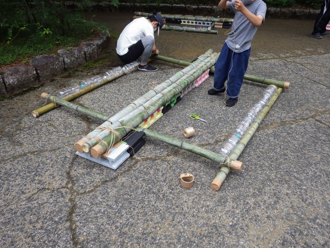 スイスイ!?　手作りイカダでアメンボ体験！
