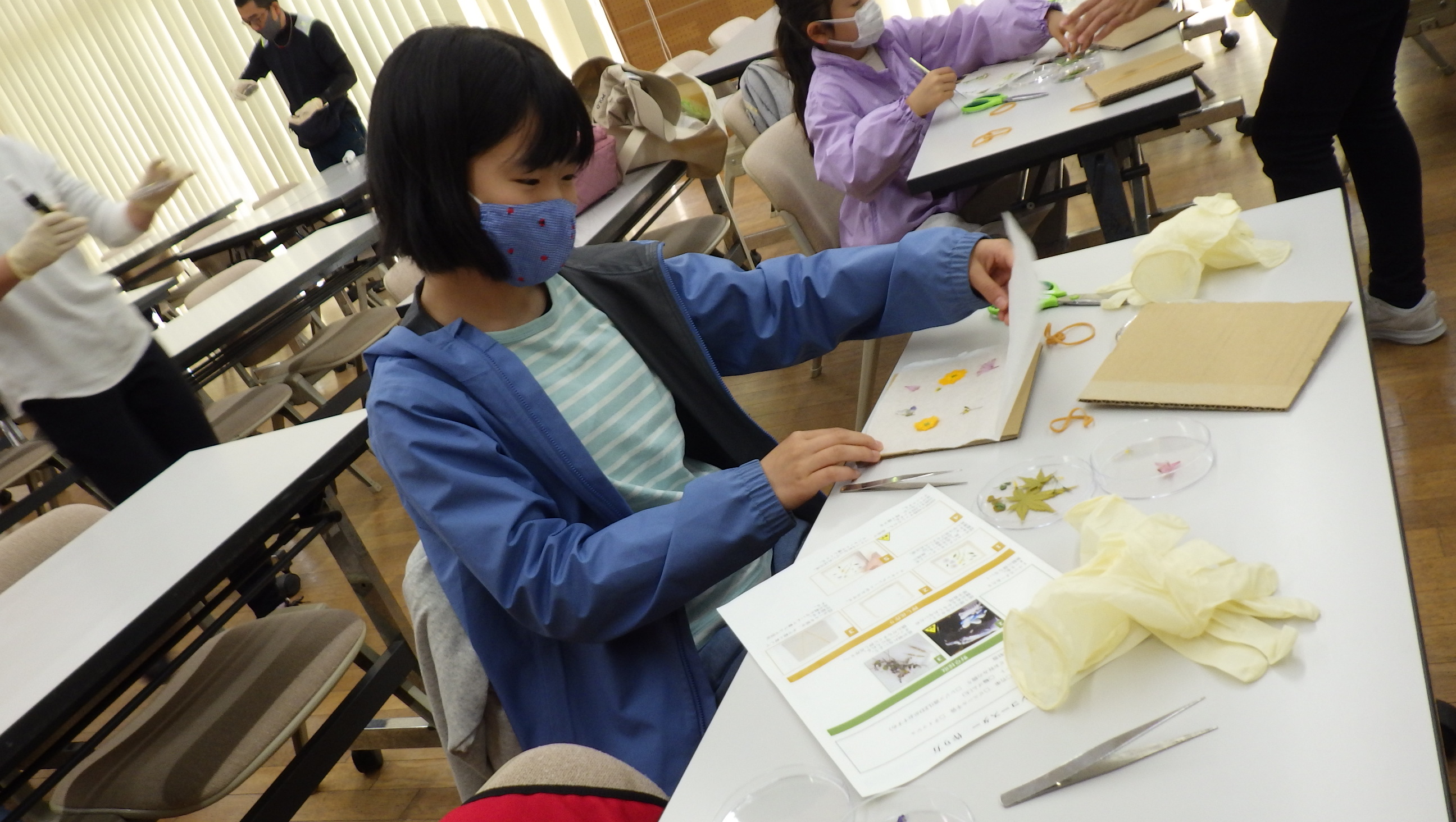 お父さんとお子さんで野草のコースターを作ろう