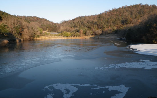 翌日も快晴ながら、気温はあがらず、上池には氷が張り、